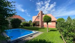             Gepflegtes Zweifamilienhaus mit Pool, 8020 Graz
    