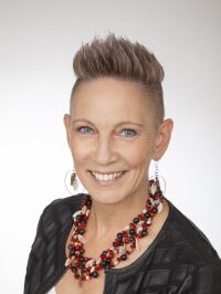 Frau Sandra Bischof