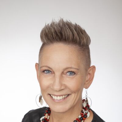 Frau Sandra Bischof