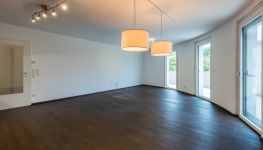             Energieeffiziente Hausanlage BJ. 2016 , 3 Zimmer, 3 Terrassen ca. 30 m² und Garagenplatz
    