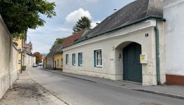            Stadthaus mit Stiftsblick mitten in Klosterneuburg: 6 Zimmer, 134,61m² + Innenhof, Lagerräume und Garage!
    